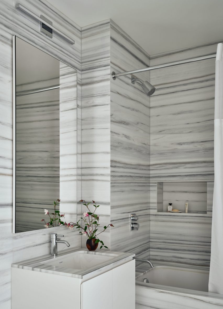 Bathroom wrapped in striated black and white marble