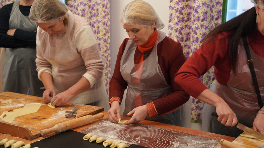 A widowed mother of eight starts a life from scratch in a new city and inspires other displaced women. A widowed mother of eight starts a life from scratch in a new city and inspires other displaced women.