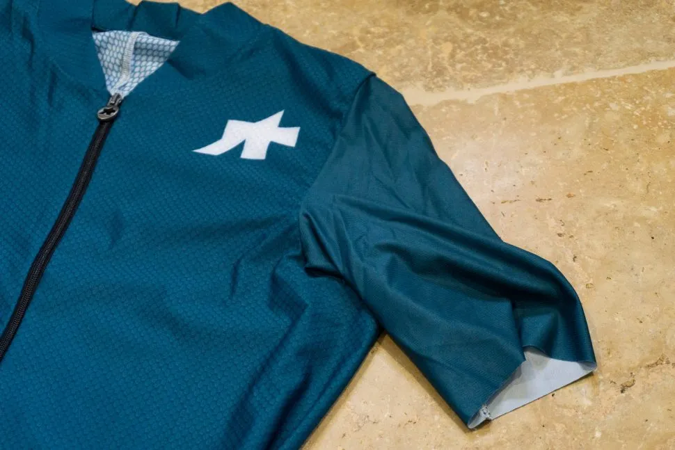 Black cycling bibshorts and blue cycling jersey