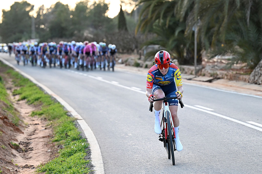 GANDIA, SPAIN - FEBRUARY 12: Anna Henderson of Great Britain and Team Lidl - Trek attacks during the 10th Setmana Ciclista - Volta Femenina de la Comunitat Valenciana 2026, Stage 1 a 121km stage from Gandia to Gandia on February 12, 2026 in Gandia, Spain. (Photo by Szymon Gruchalski/Getty Images)