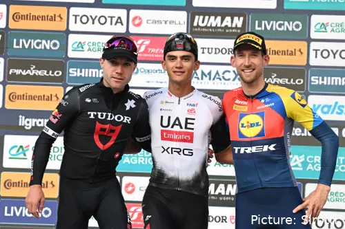 Marc Hirschi (left) on the podium of Gran Piemonte 2025