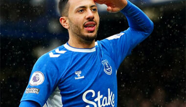 Dwight McNeil's move to Crystal Palace collapses