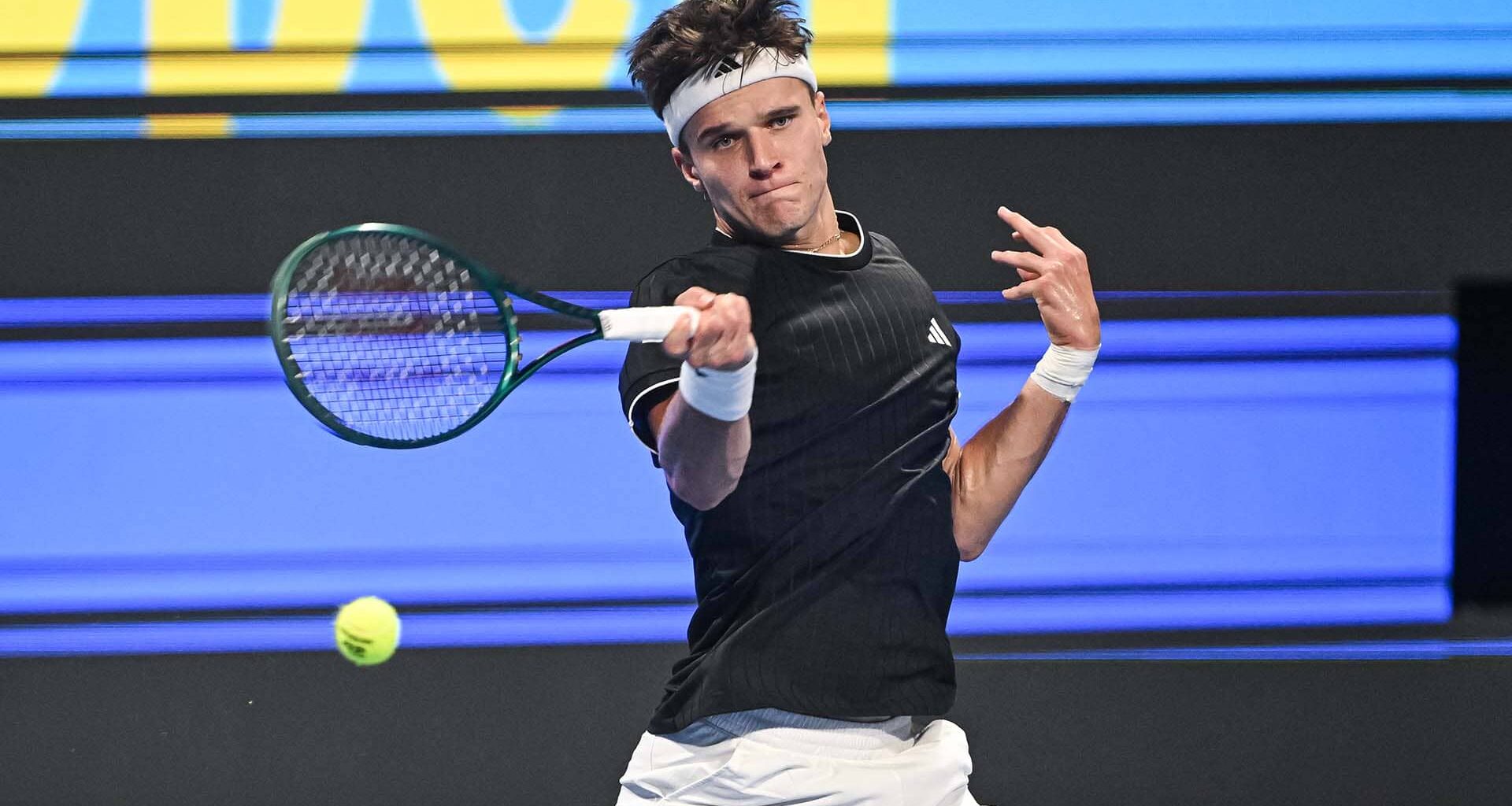 Jakub Mensik stuns Sinner in Doha for biggest win of career | ATP Tour