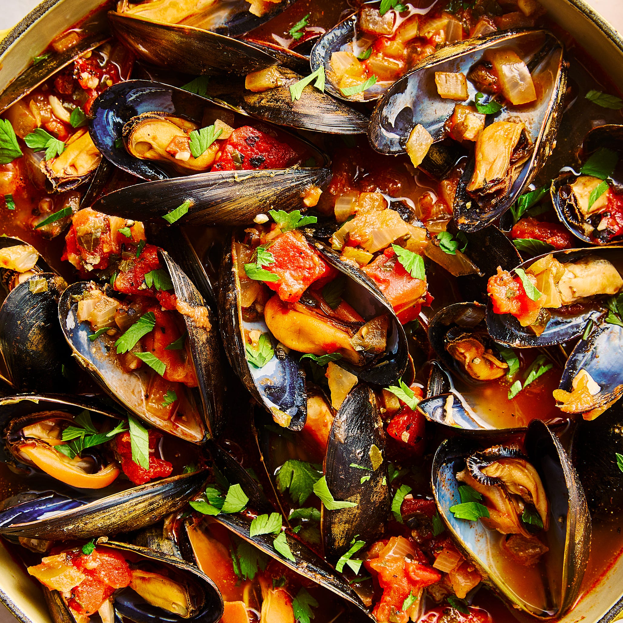 mussels in a pot with tomatoes and garlic