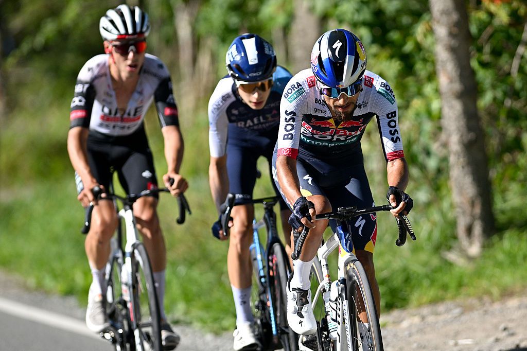 2025 Volta ao Algarve: Dani Mart&iacute;nez (r) during his first race of last season