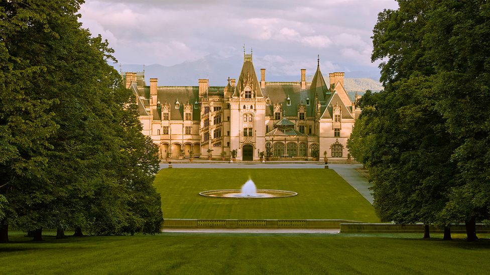 A grand home with green lawns and a water feature in front (Credit: William Abranozicz)