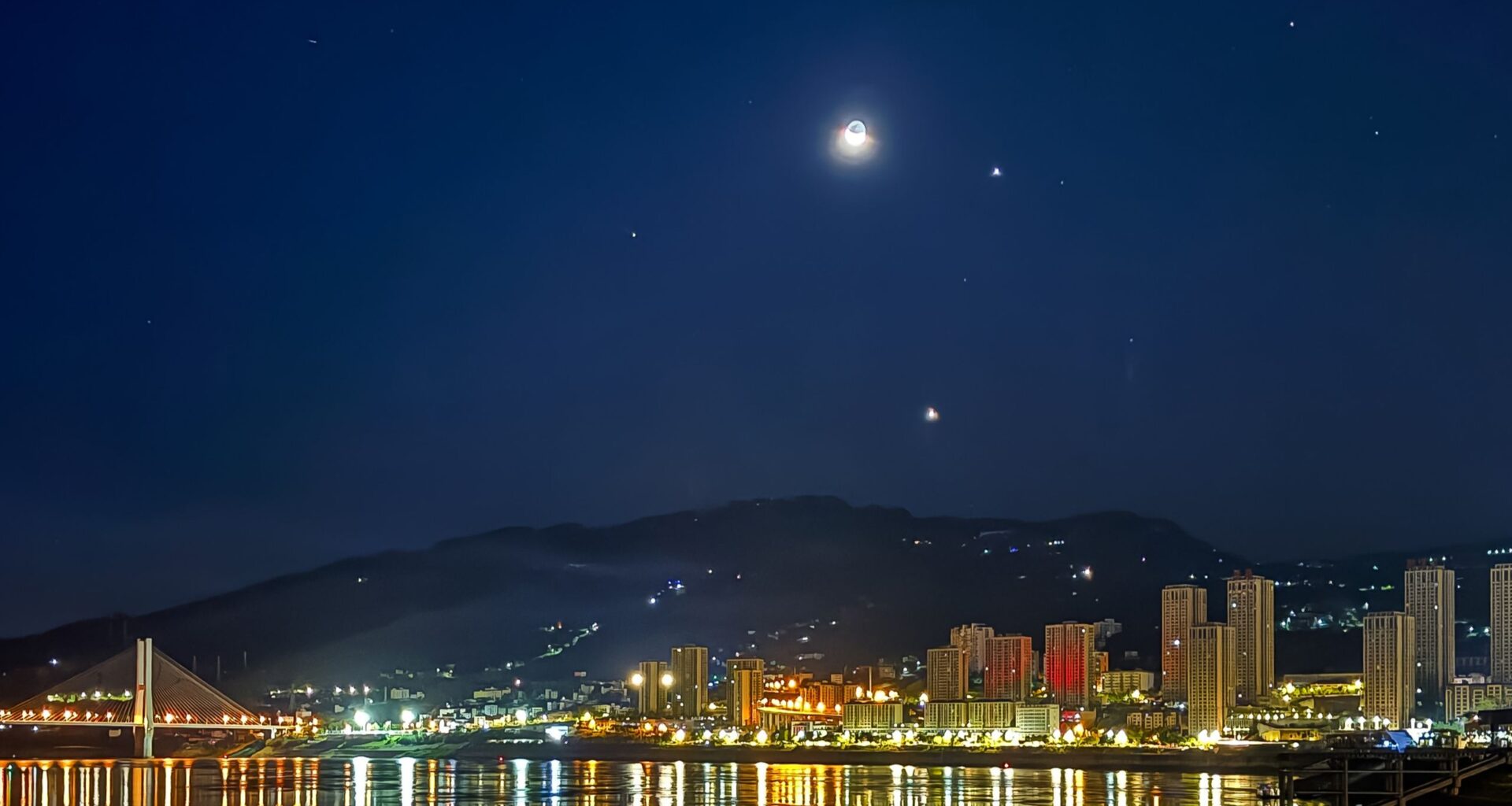 Catch Jupiter glowing under the waxing moon on Feb. 26