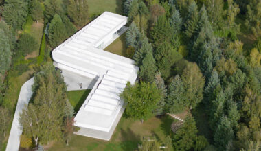 with a zigzagging floorplan, 'S house' weaves among a polish forest