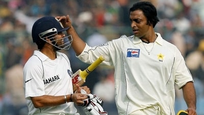 Sachin Tendulkar and Shoaib Akhtar during an India vs Pakistan Test match. (X images)