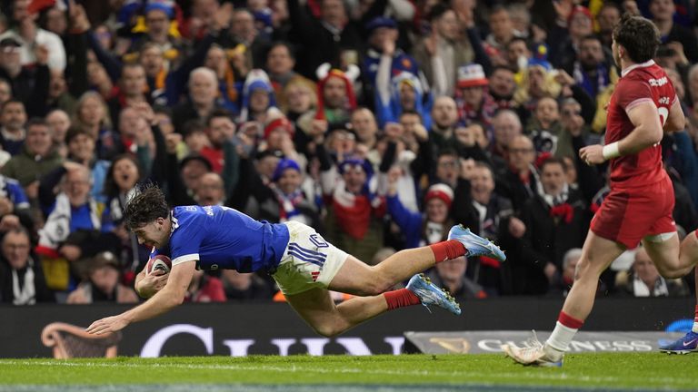 France's Fabien Brau-Boirie scores a try