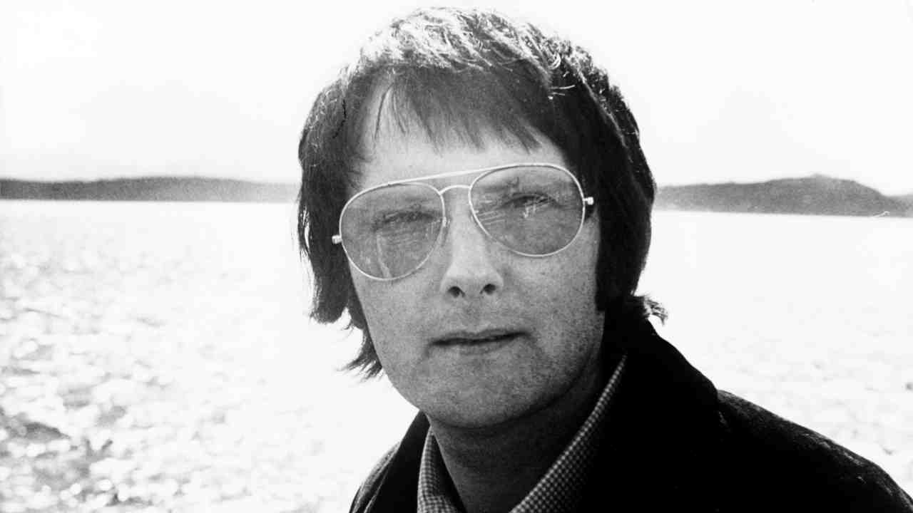 Gerry Rafferty posing for a photograph in the 1970s