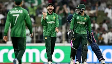 Pakistan go through in commanding fashion