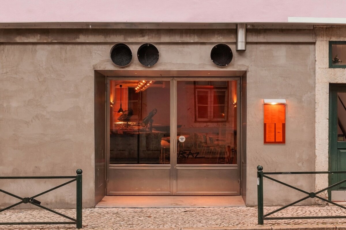 xxxi.studio divides lisbon restaurant with 15 m long wood counter