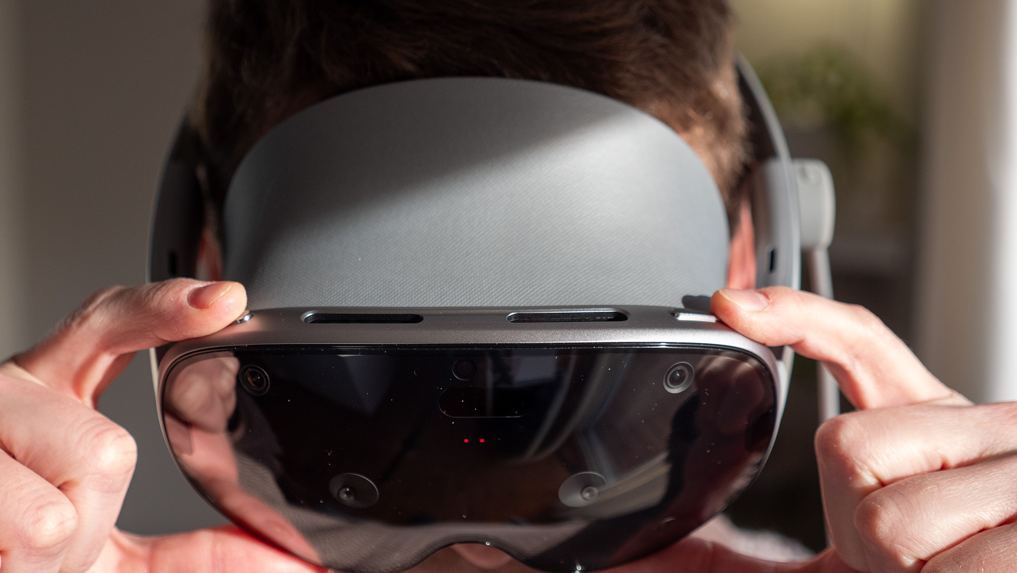 Taking a screenshot by pressing the buttons on top of the Samsung Galaxy XR