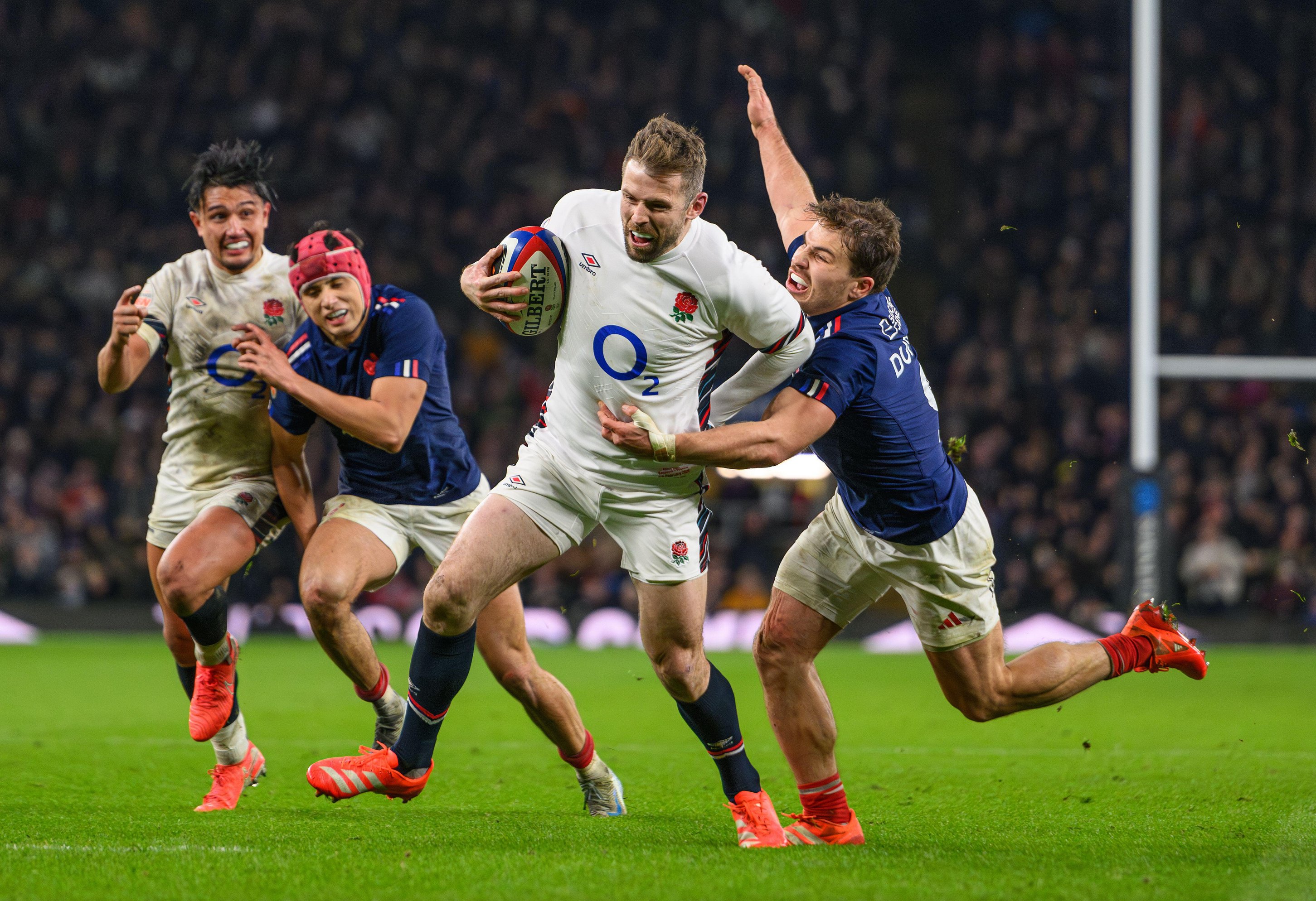 Elliot Daly evading Antoine Dupont to score the winning try for England.
