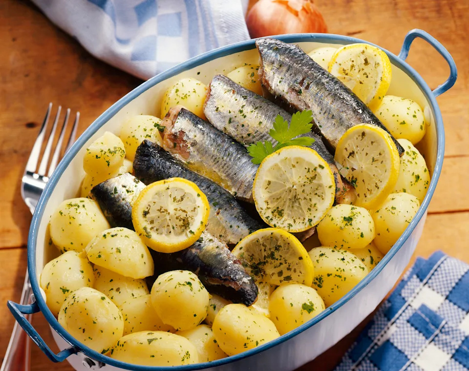 Sardines in potatoes in a baking tin.