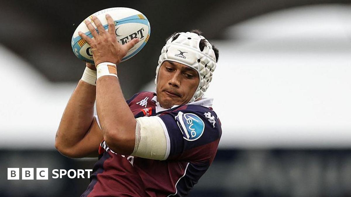 Temo Matiu catching the ball at a line-out
