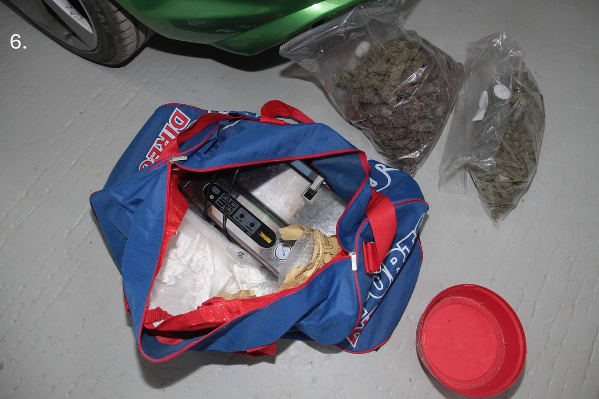 Holdall containing cocaine and a vacuum press.