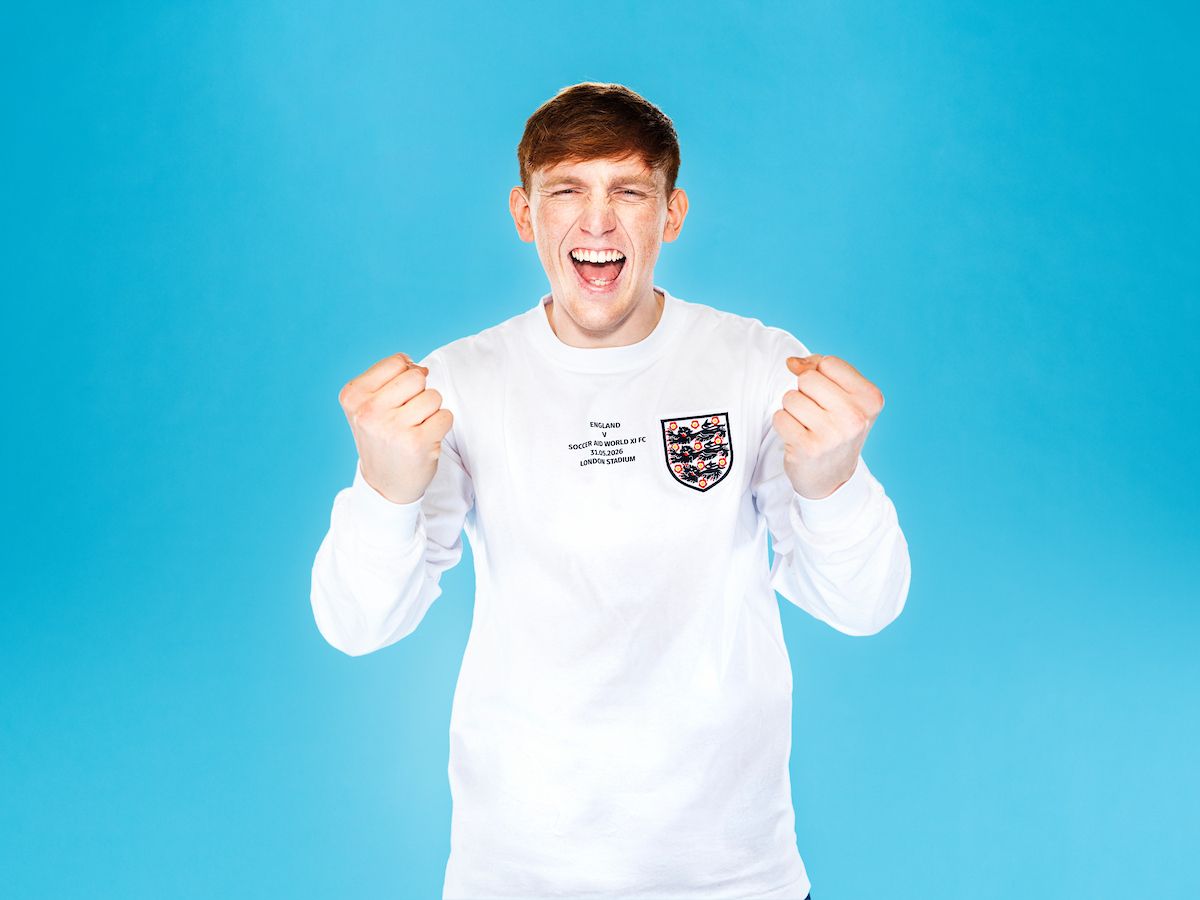 im a celeb winner angryginge in white soccer aid kit