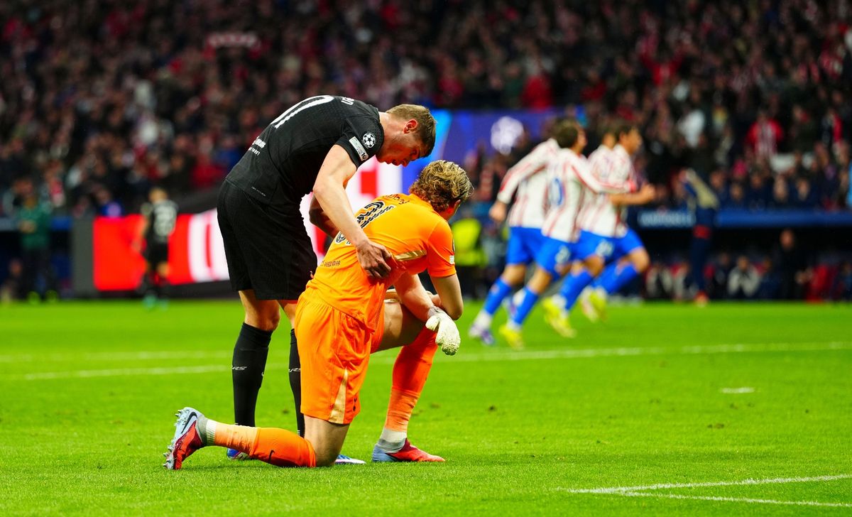 Micky van de Ven helps Antonin Kinsky to his feet