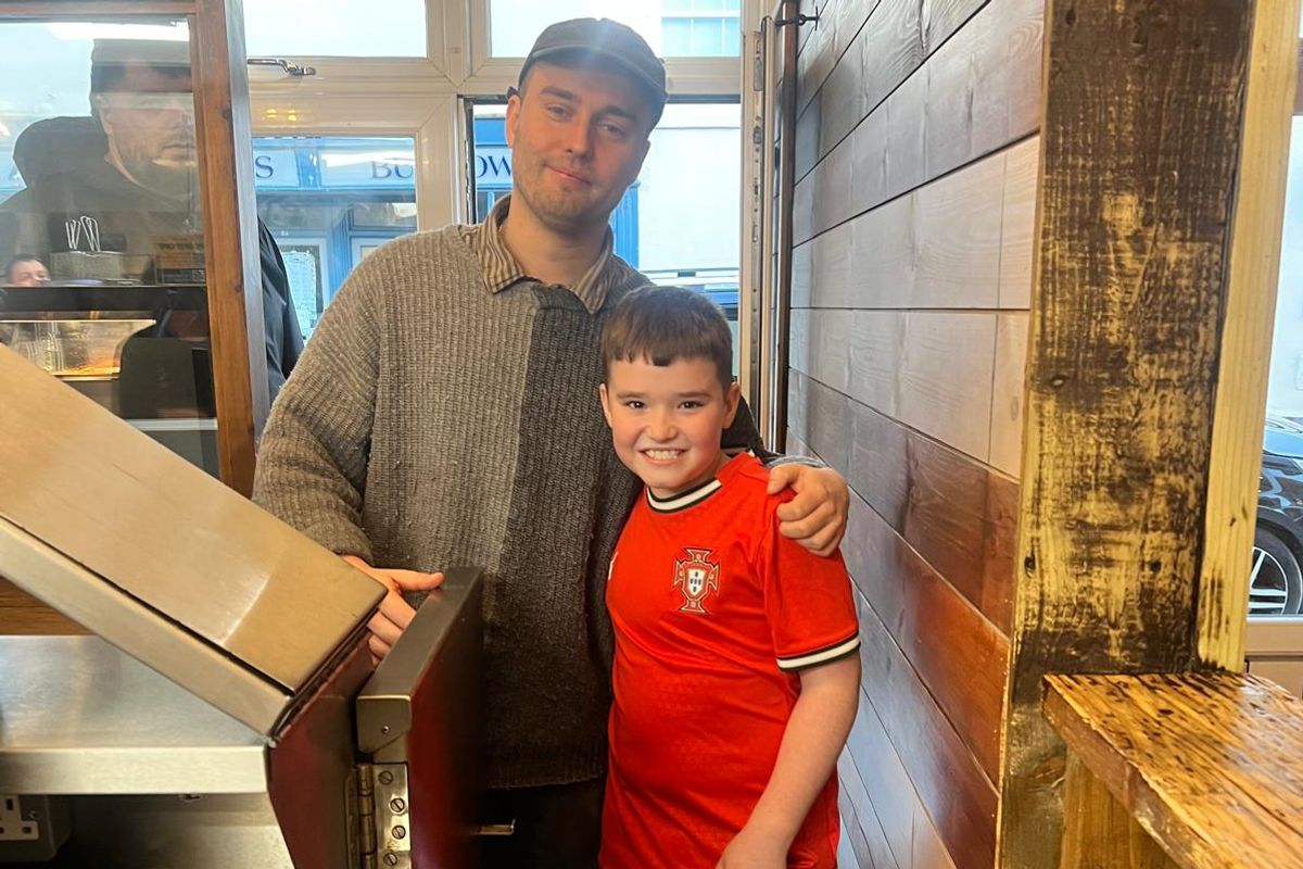 Sam Fender pictured with Scott Priestley's son Arthur inside Lewis's Fish Restaurant in Seahouses, Northumberland. Credit: Scott Priestley