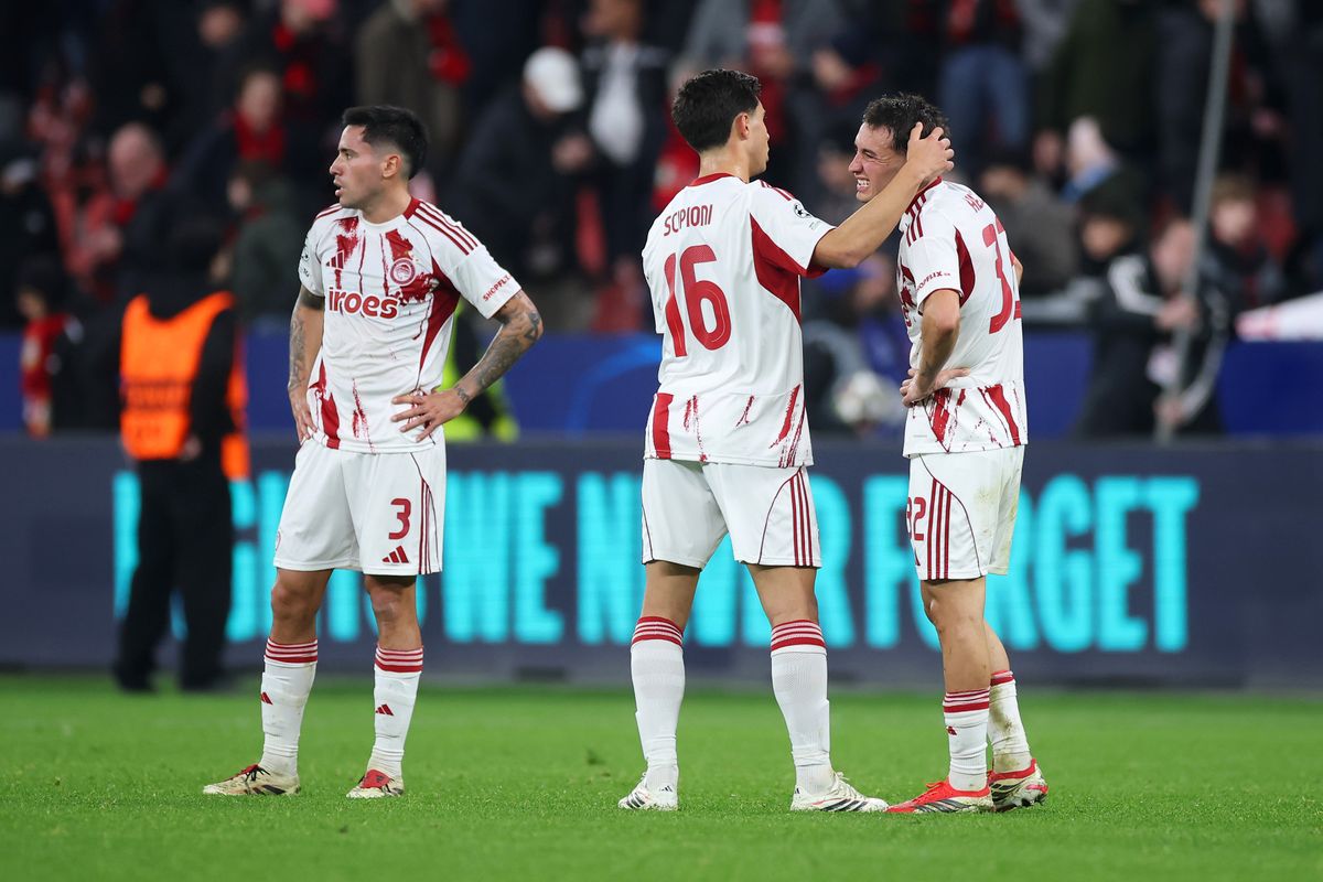 Lorenzo Scipioni of Olympiacos FC interacts with dejected Santiago Hezze 