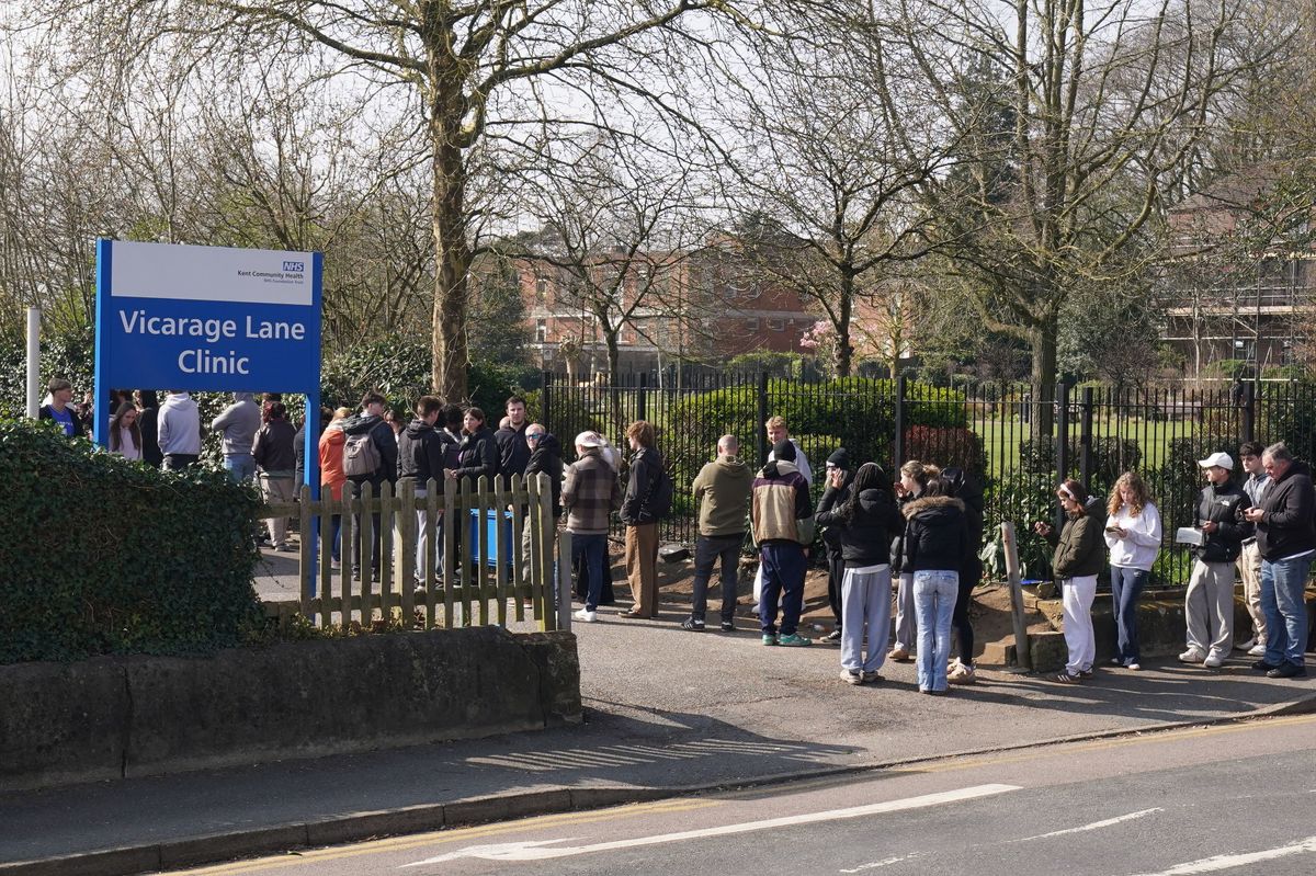 People queuing to receive vaccines and antibiotics at Vicarage Lane Clinic, Ashford, Kent, as the number of cases of meningitis linked to an outbreak in Kent has dropped as a campaign to vaccinate thousands of young people continued into a fourth day. Confirmed cases have fallen from 23 to 20, the UK Health Security Agency (UKHSA) said in an update on Sunday morning, after they were downgraded following further testing. Picture date: Sunday March 22, 2026. PA Photo. Photo credit should read: Gareth Fuller/PA Wire