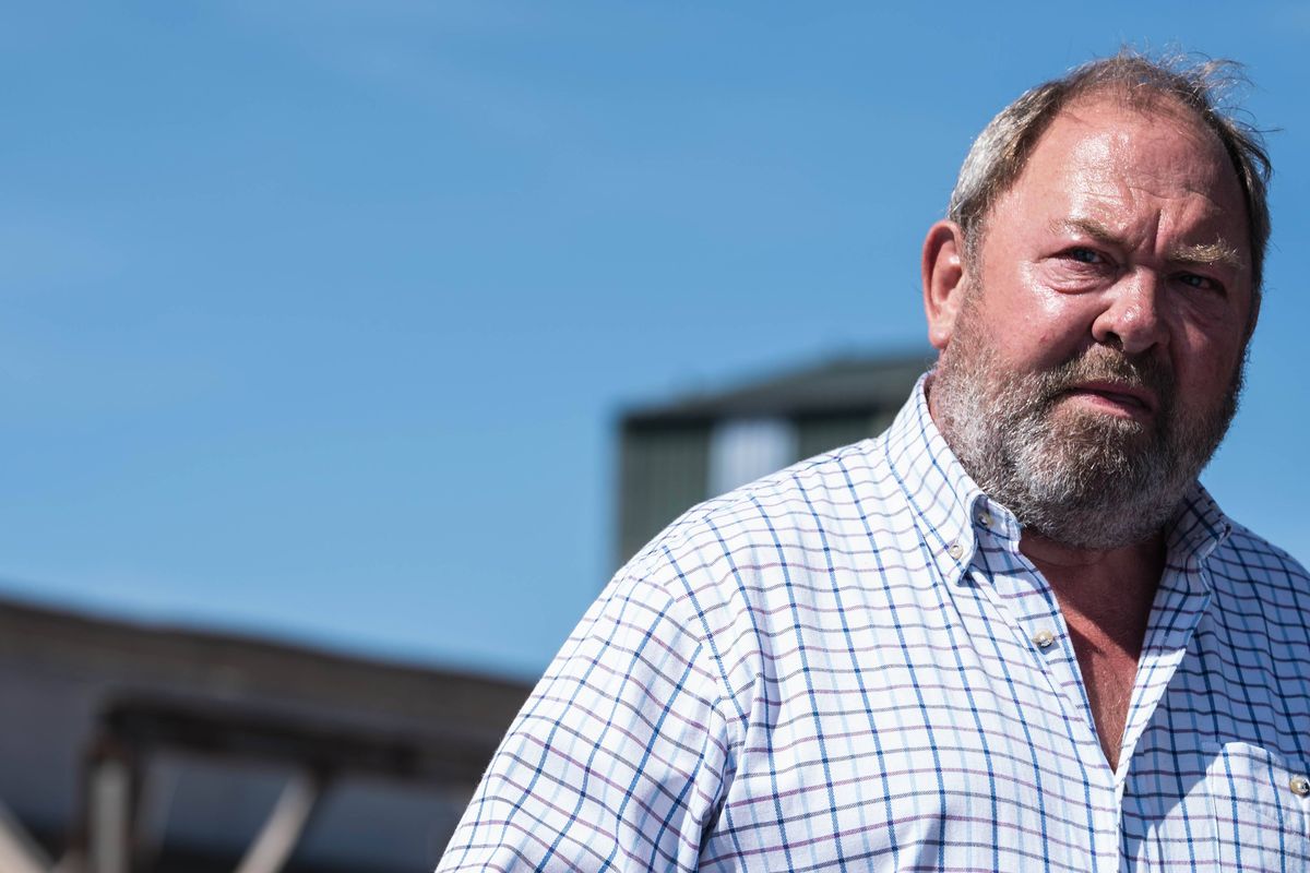 Mark Addy guest stars as Elliot Quinn