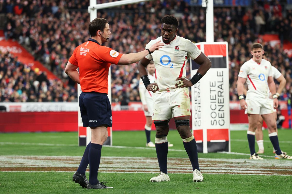 Referee Nika Amashukeli speaks with Maro Itoje of England