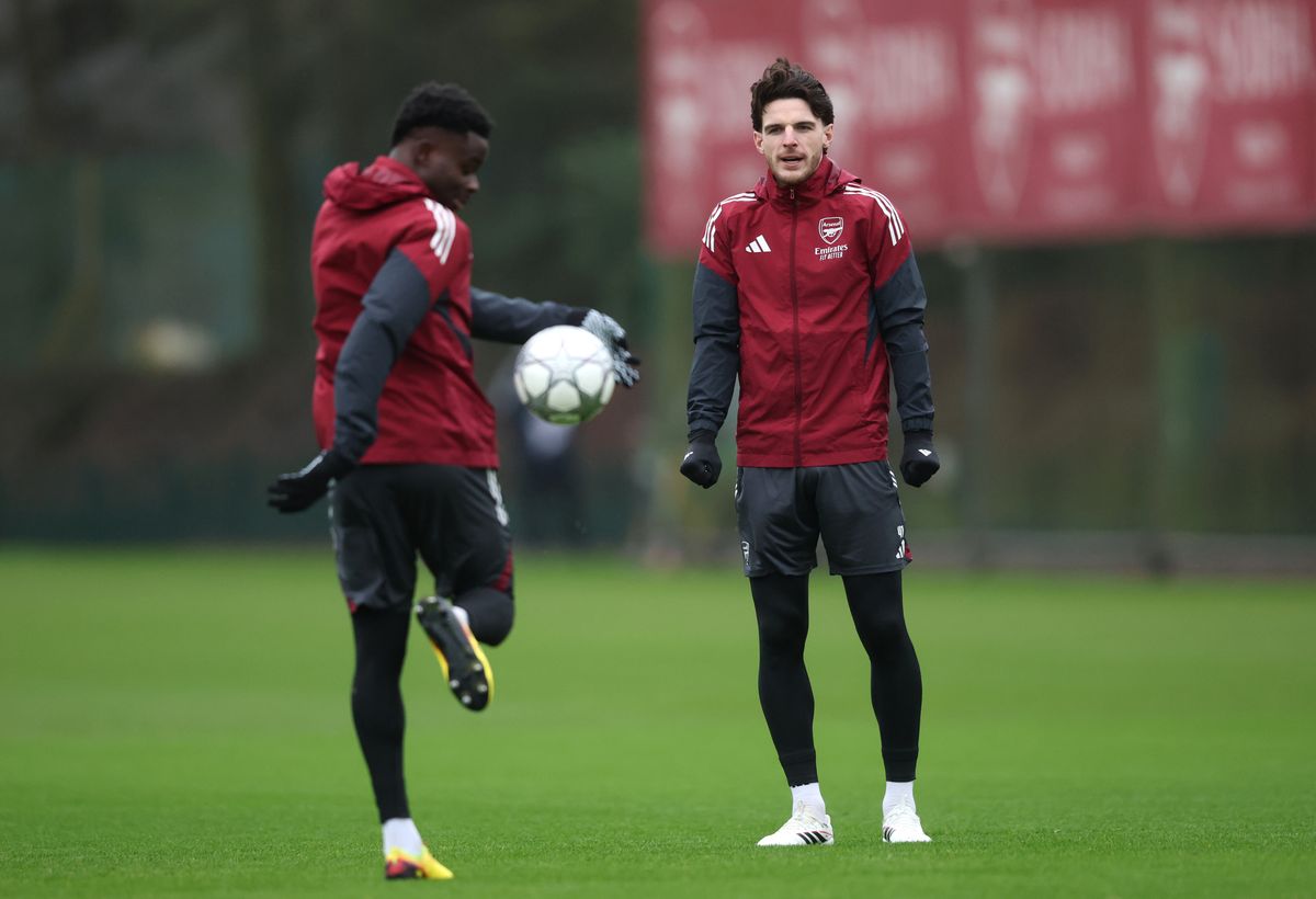 Declan Rice and Bukayo Saka of Arsenal passes the ball during a training session