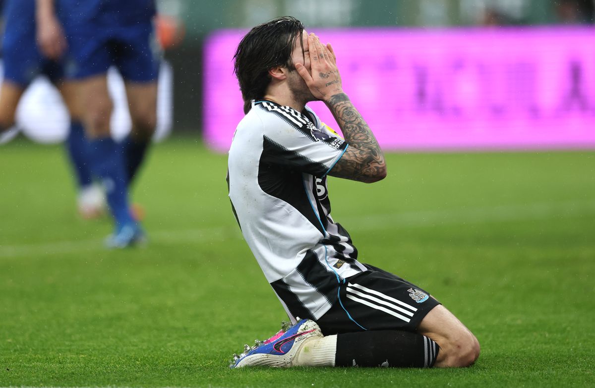 NEWCASTLE UPON TYNE, ENGLAND - FEBRUARY 28: Sandro Tonali of Newcastle United reacts after having a shot saved by Jordan Pickford during the Premier League match between Newcastle United and Everton at St James' Park on February 28, 2026 in Newcastle upon Tyne, England. (Photo by Stu Forster/Getty Images)