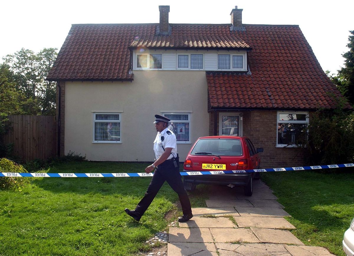File photo dated 16/08/02 of  police officers seal off the home of caretaker Ian Huntley and his partner Maxine Carr in Soham, Camb. Soham killer Ian Huntley has died in hospital after he was attacked in the workshop of the maximum security Frankland prison by an inmate with a metal bar on February 26, the Press Association understands. Issue date: Saturday March 07, 2026. PA Photo. Photo credit should read: Kirsty Wigglesworth/PA Wire