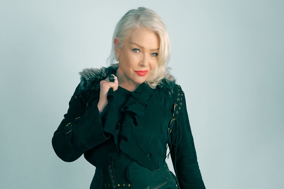 Kim wilde standing up in black 