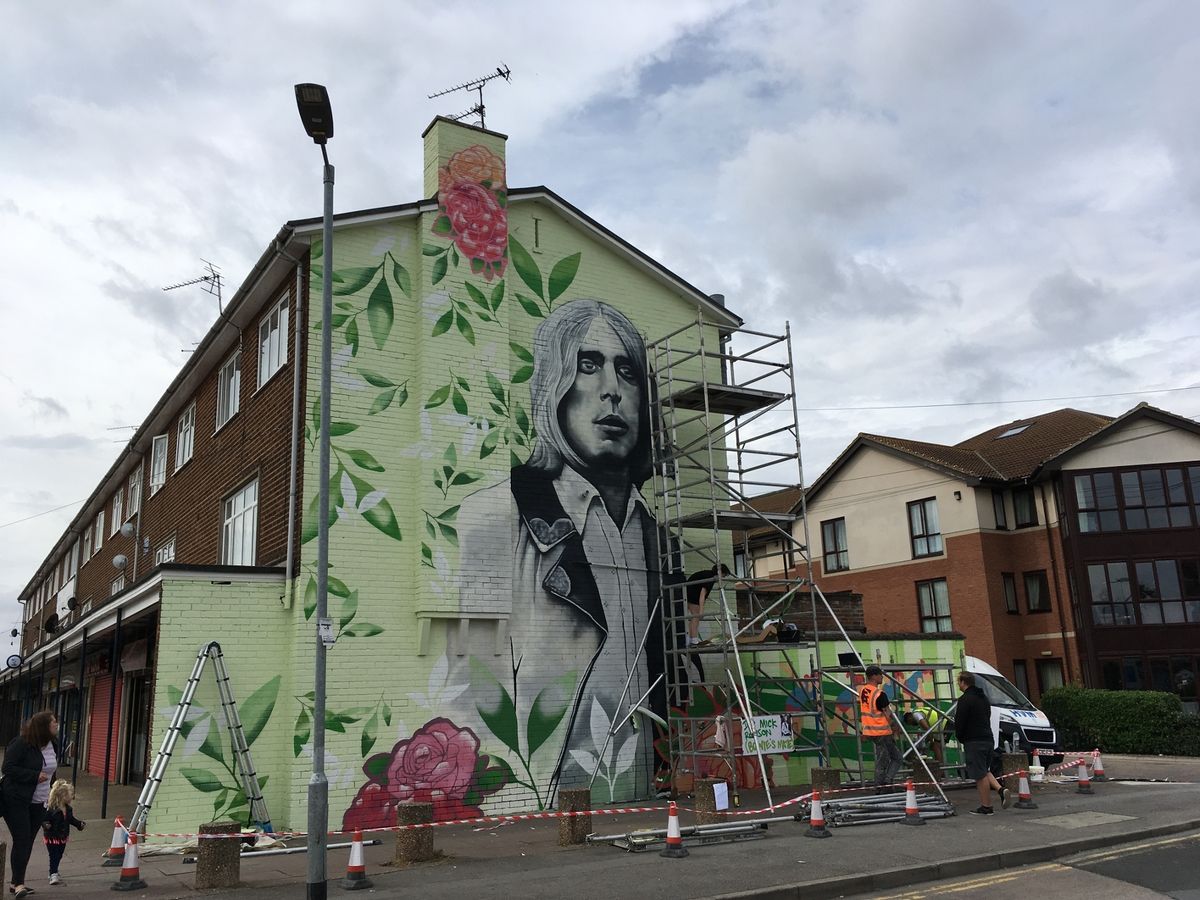 Mural honouring legendary Hull musician Mick Ronson being painted in Bilton Grange