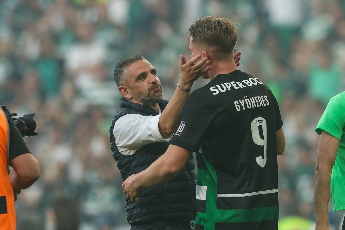 Rui Borges of Sporting CP (L) and Viktor Gyokeres of Sporting CP (R) celebrate winning the match and the championship at the end of the Liga Portugal Betclic match between Sporting Clube de Portugal and Vitoria SC at Estadio Jose Alvalade on May 17, 2025 in Lisbon, Portugal. 