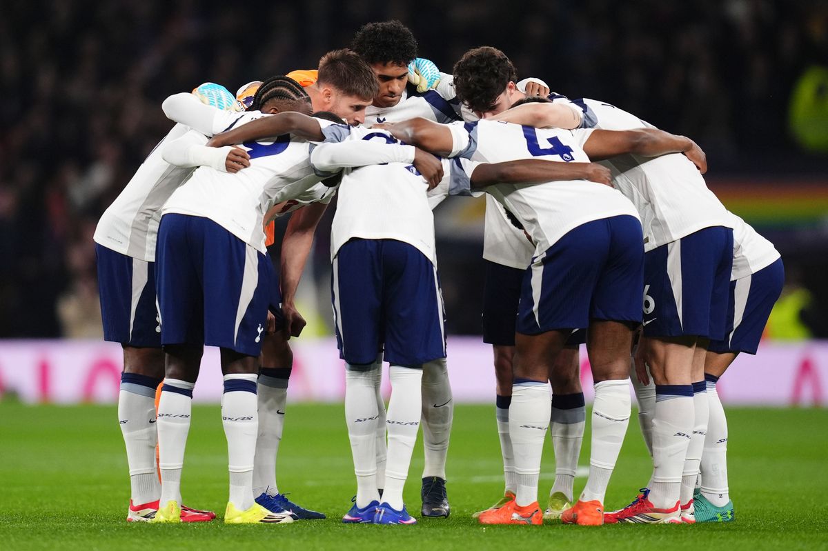 Tottenham Hotspur players huddle
