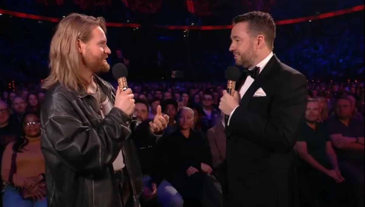 Also taking to the stage was Sam Ryder for a world first performance