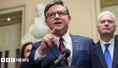 Travellers wait in line at a TSA checkpoint at George Bush Intercontinental Airport (IAH) in Houston, Texas, on Thursday, 26 March, 2026.