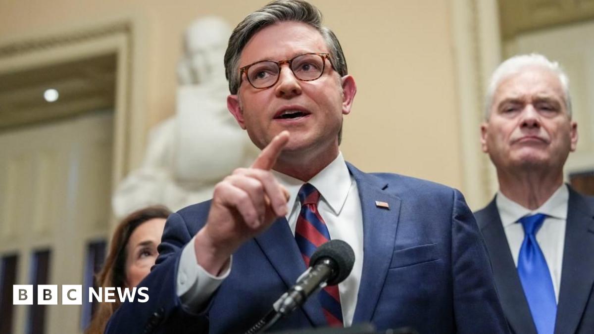 Travellers wait in line at a TSA checkpoint at George Bush Intercontinental Airport (IAH) in Houston, Texas, on Thursday, 26 March, 2026.