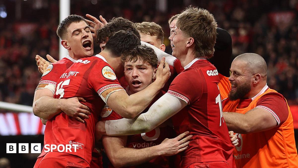 Wales celebrate Dan Edwards' try against Italy