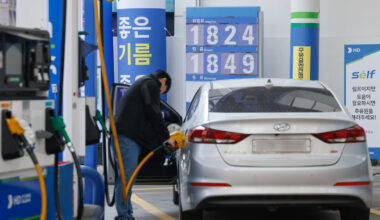 Gas and diesel prices are displayed at a gas station in Seoul on March 16. [NEWS1]