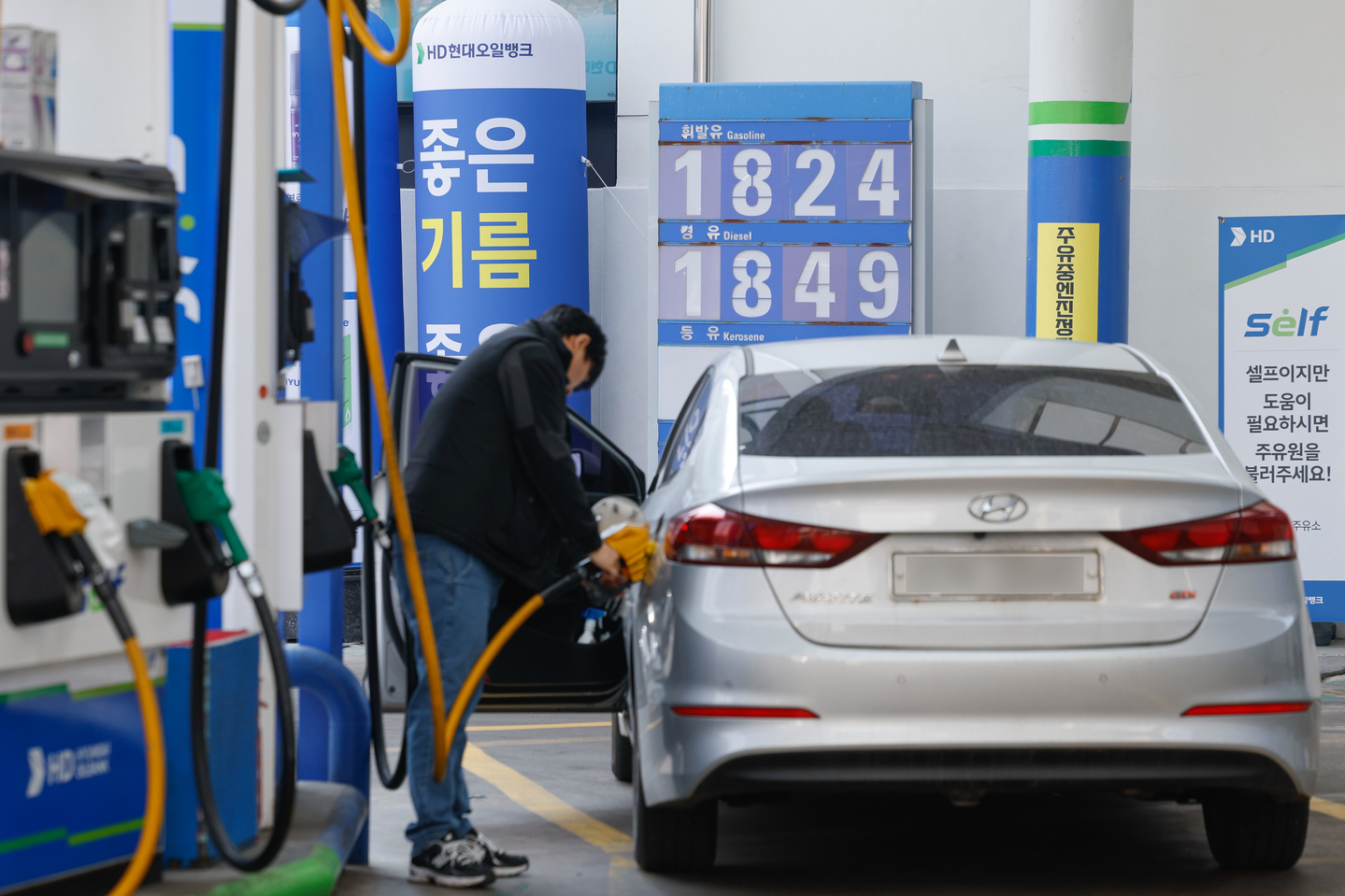 Gas and diesel prices are displayed at a gas station in Seoul on March 16. [NEWS1]