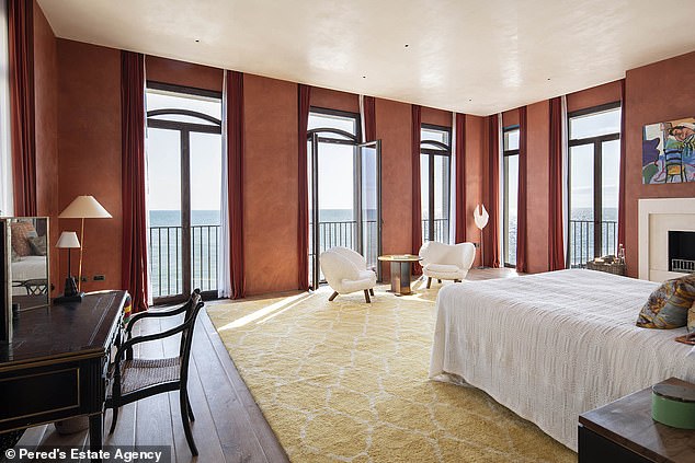 The couple said: ¿The main bedroom, with sea views in all directions, is a beautiful place from which to watch the sunrise and sunset across the sea'