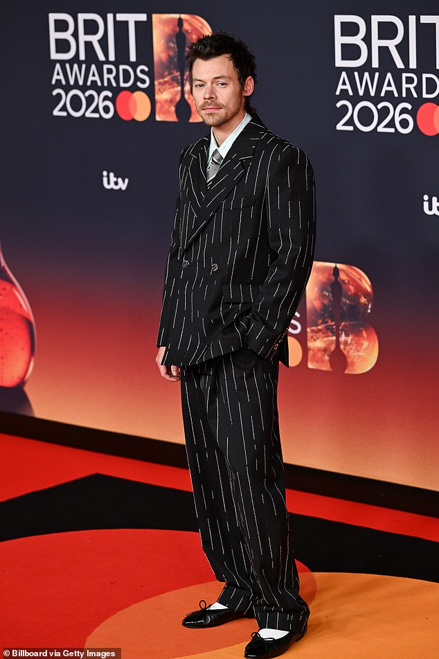 Hitting the red carpet earlier in the evening, Harry wore his stage outfit but completed the suit with a double breasted blazer