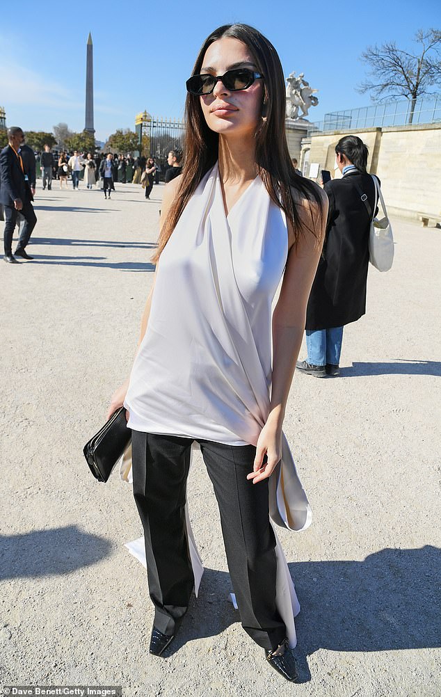 Emily Ratajkowski accessorised the ensemble with a pair of stylish shades and pointed heels