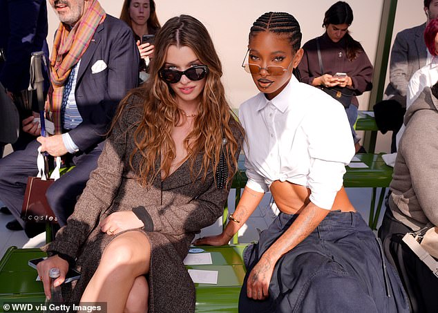 Ever Anderson and Willow posed for a photo on the front row