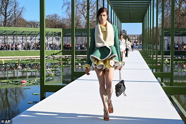 This line is heavily inspired by nature and the invitations to the show paid tribute to the Jardins