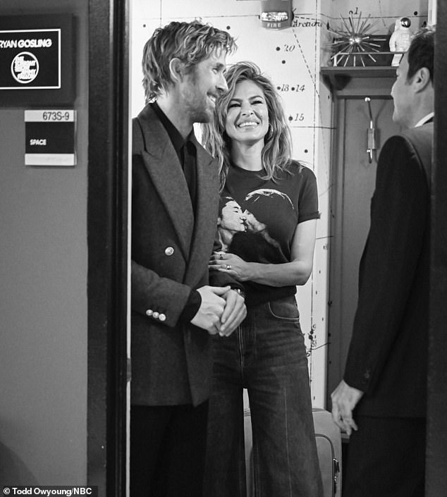 The two stars had a sweet backstage moment which showed the pair talking to Fallon. Mendes could be seen linking arms with Gosling as she also rested her hand on his arm