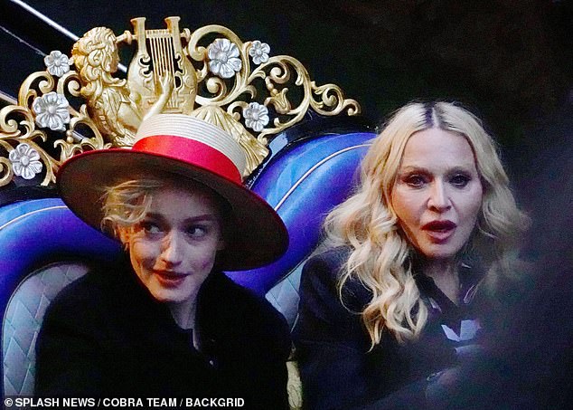 Garner wore a wide-brimmed hat with red ribbon and red trim during some moments and placed it on her lap in others