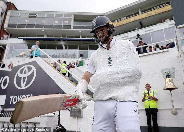 Woakes walks out to bat despite having a dislocated shoulder on his final England appearance - a fitting way for such an excellent and committed player to bow out